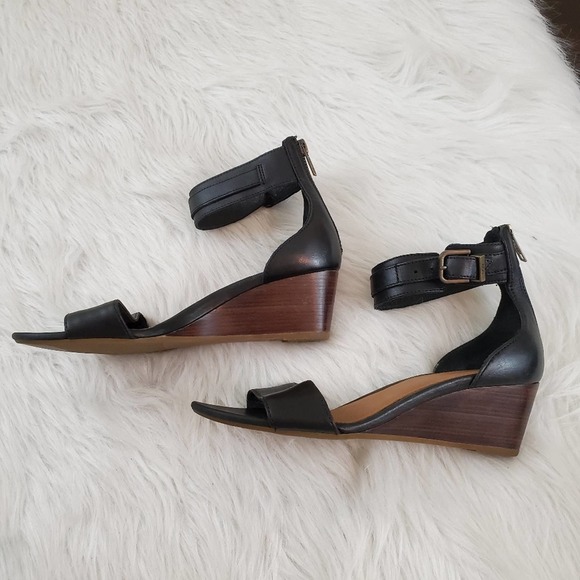 UGG Sz 7 Char Strap Wedge Sandals - Fit Small - Picture 2 of 9